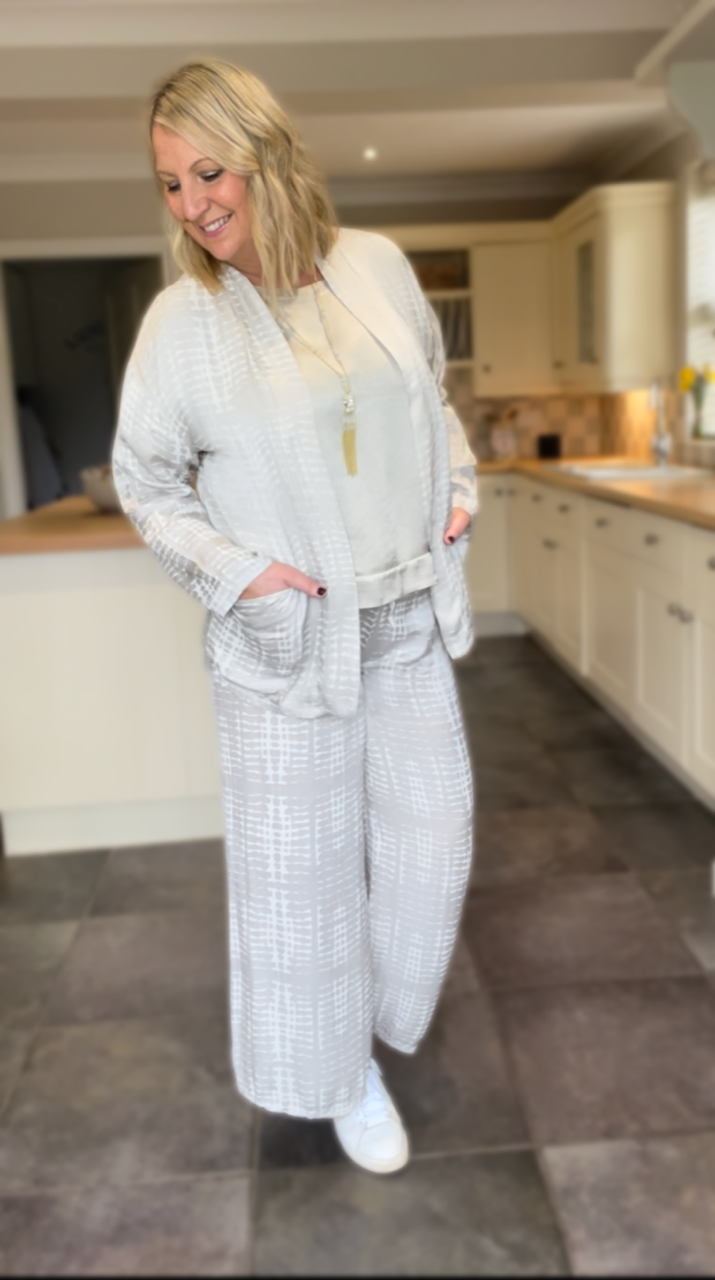 Satin Kimono with Blurred Lines Print