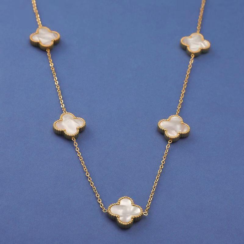 Five clover necklace in pearl & gold